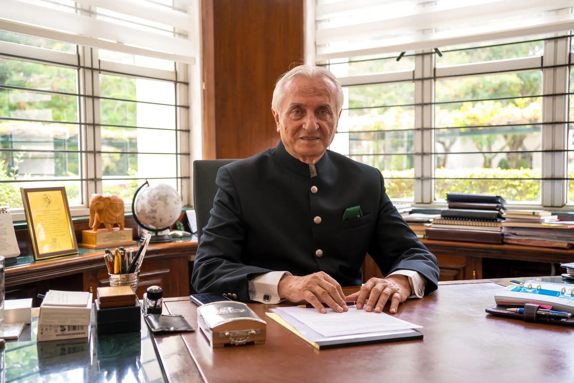 ceo-desk-hd